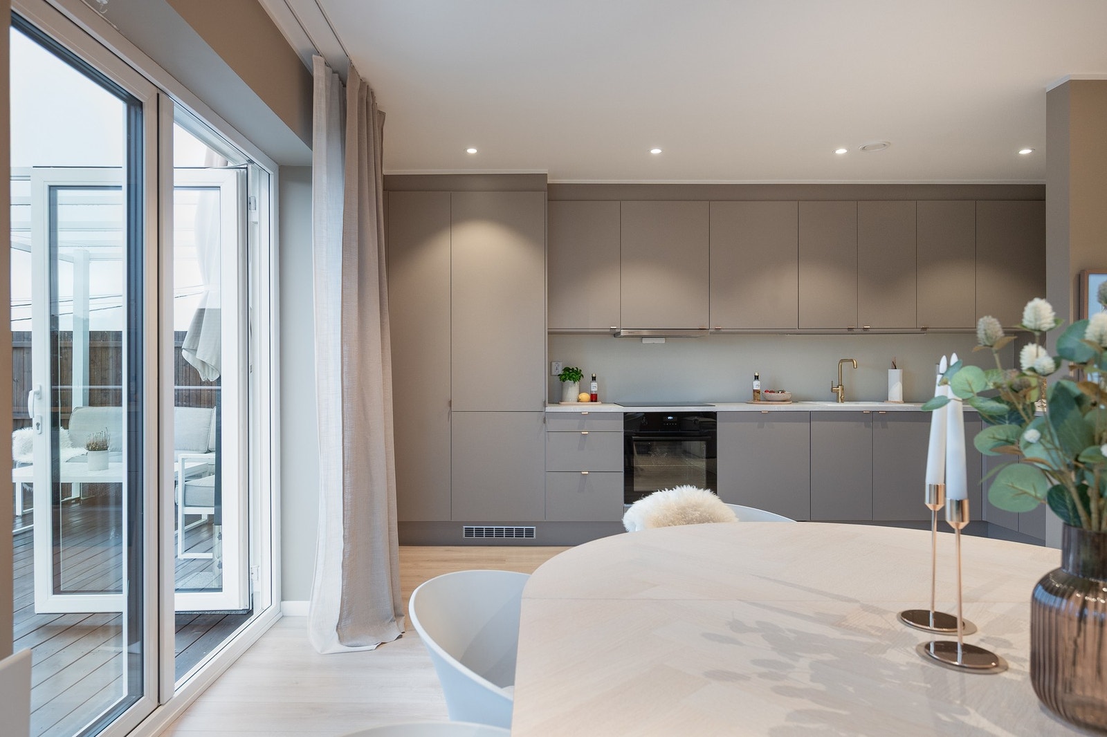 Leiligheten har en sosial og delvis åpen stue- og kjøkkenløsning. Galleribilde