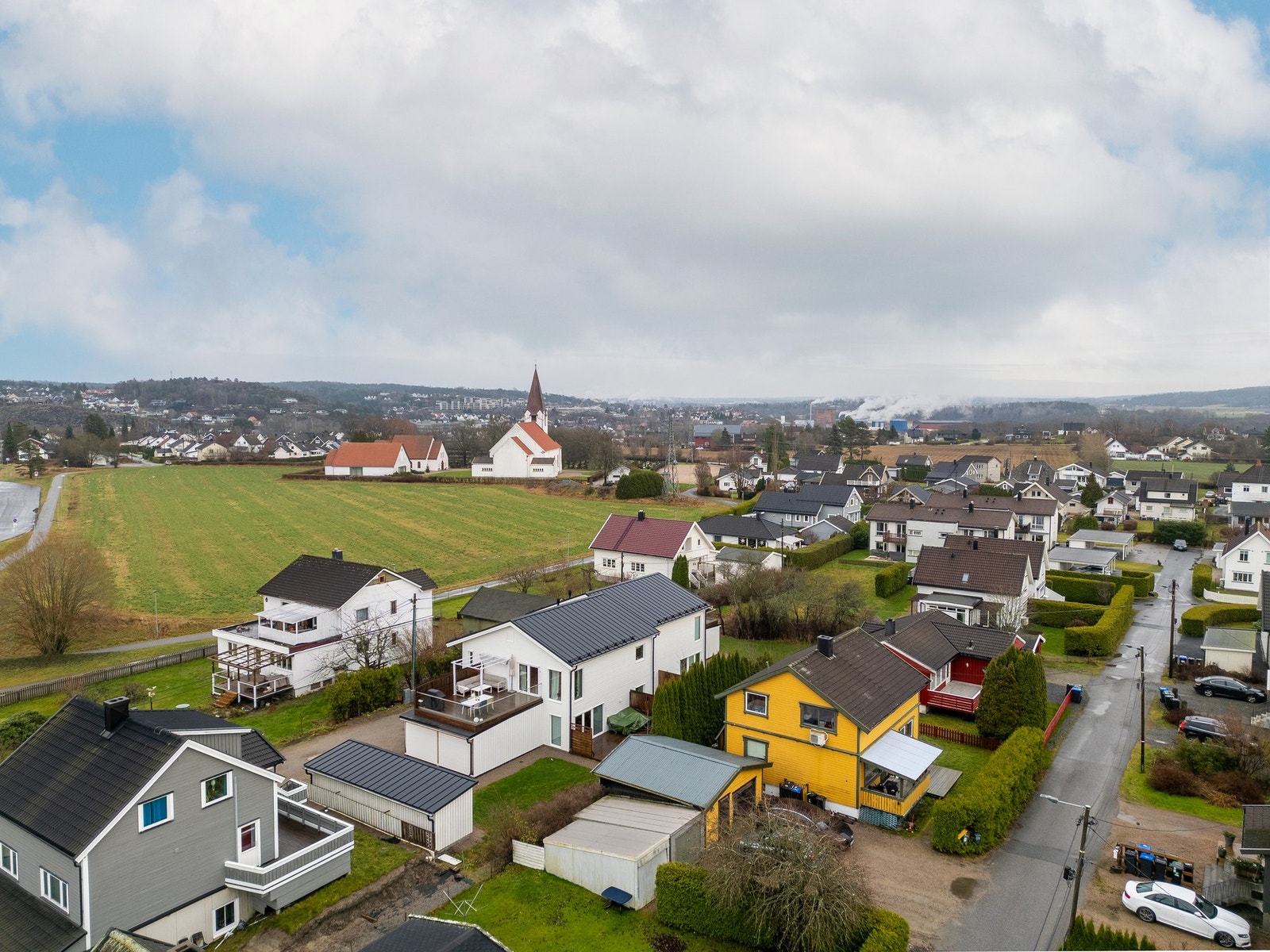 Dette er et etablert boligfelt med fin småhusbebyggelse og hyggelig gatemiljø. Galleribilde