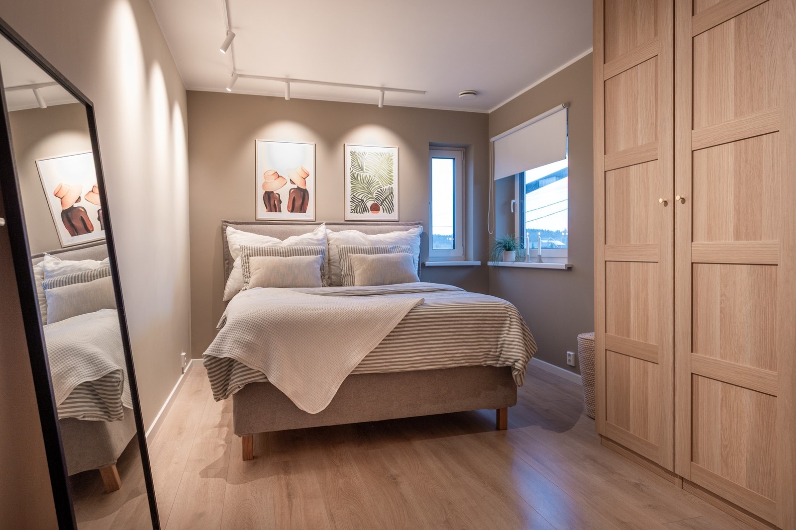 Hovedsoverommet er romslig og lyst med to vinduer. Galleribilde