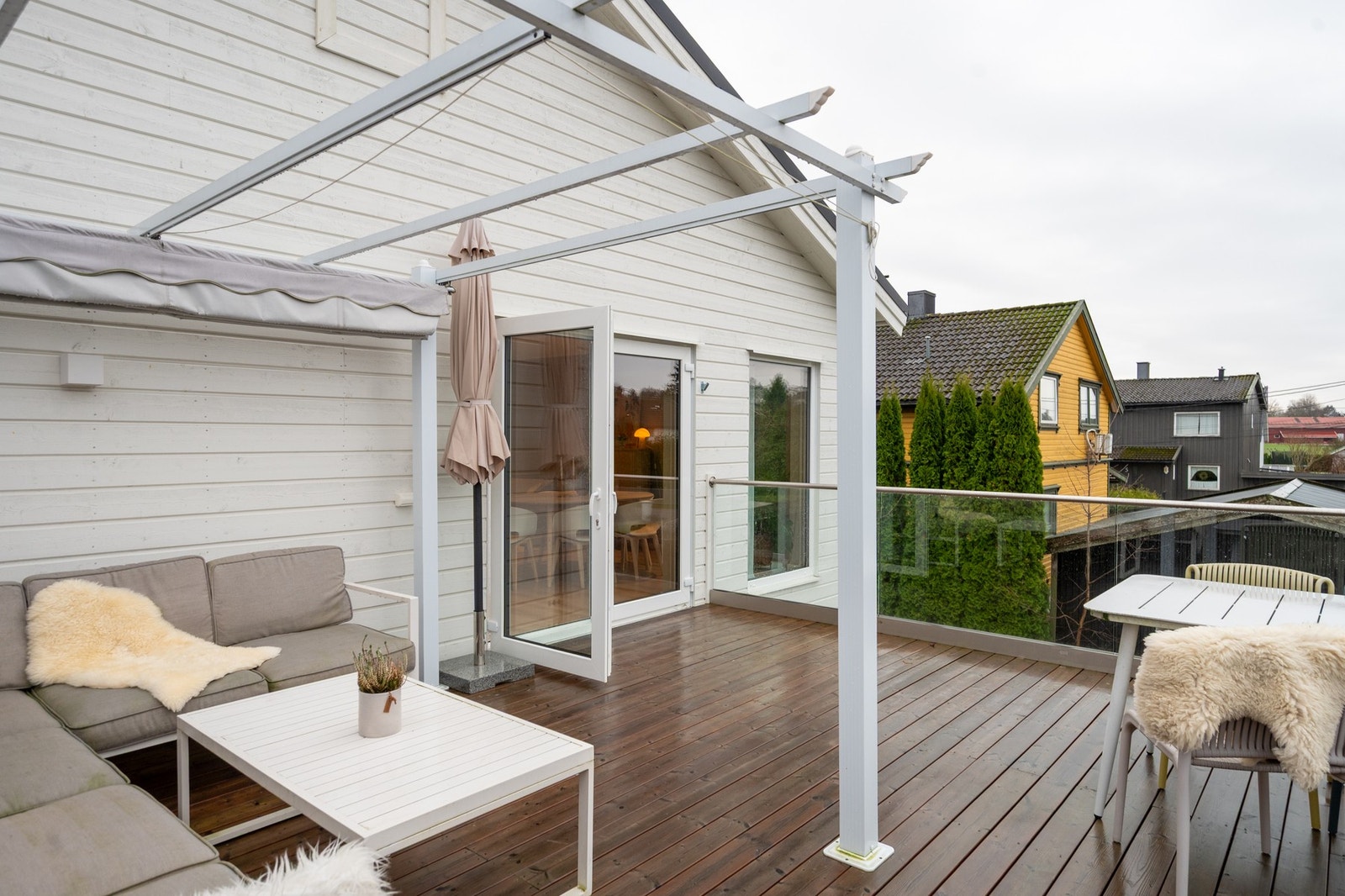 Fra stuen er det utgang til en stor solrik terrasse. Galleribilde