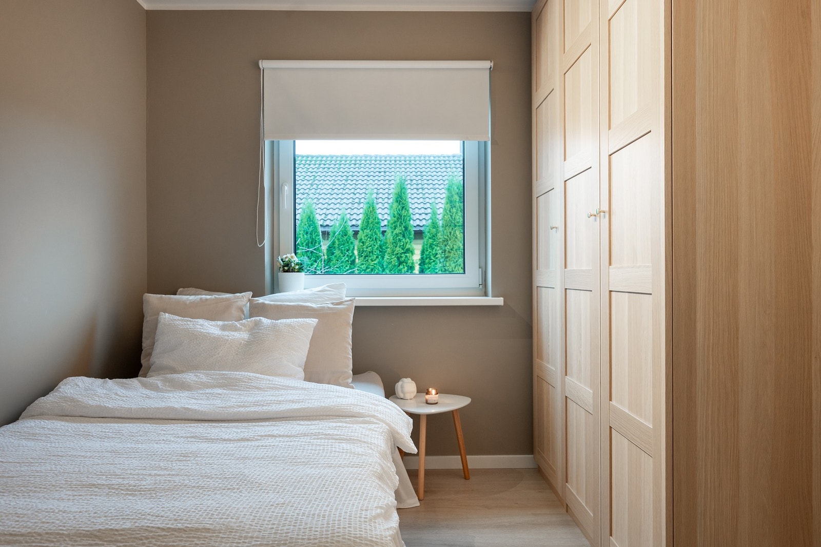 Leiligheten har to soverom hvor det er god plass til skaper i begge rommene. Galleribilde