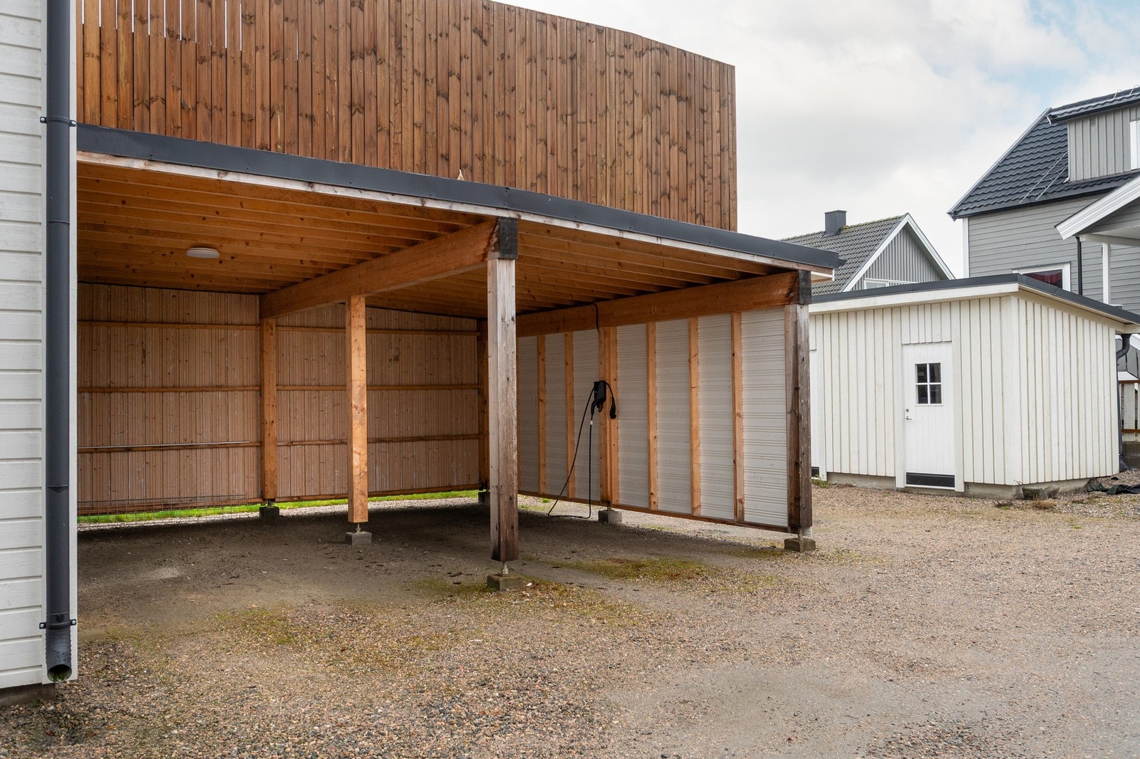 Leiligheten har egen carportplass med billader og egen utebod. Galleribilde