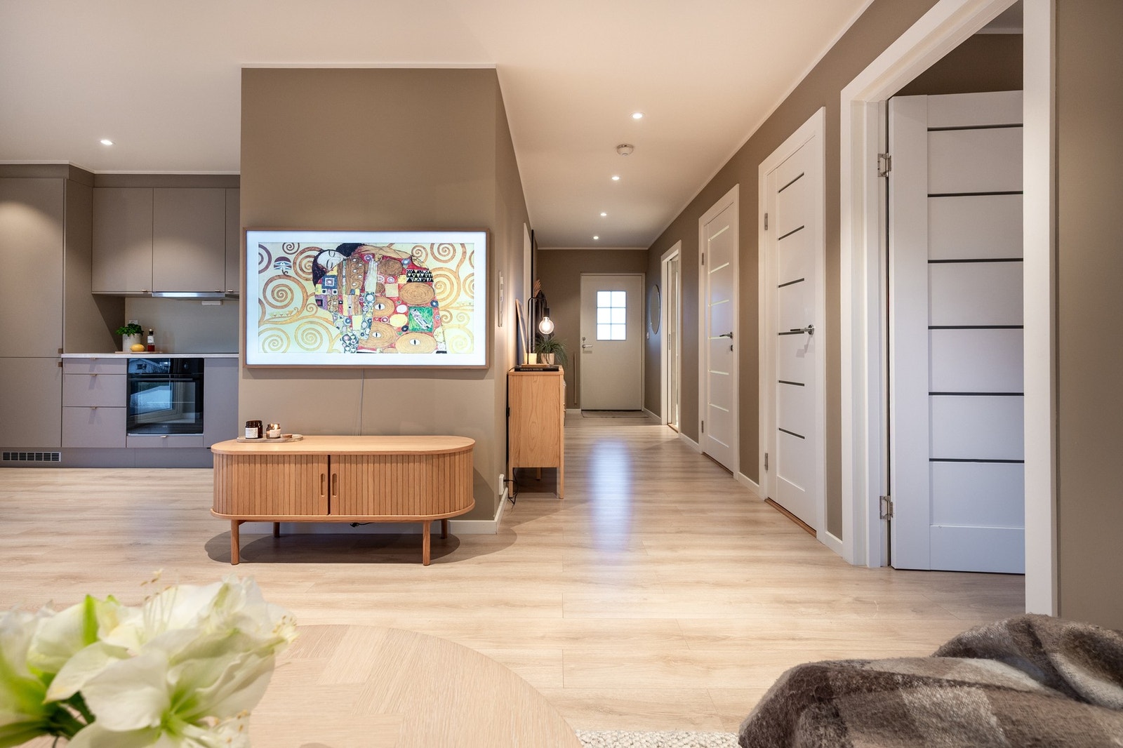 Det er installert Plejd i leiligheten slik at alt lys kan styres via smarttelefon. Galleribilde