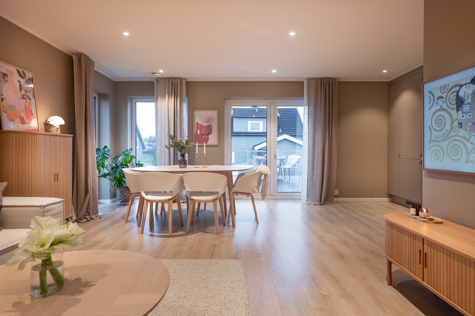 Det er downlights i taket som gir en lun atmosfære. Galleribilde