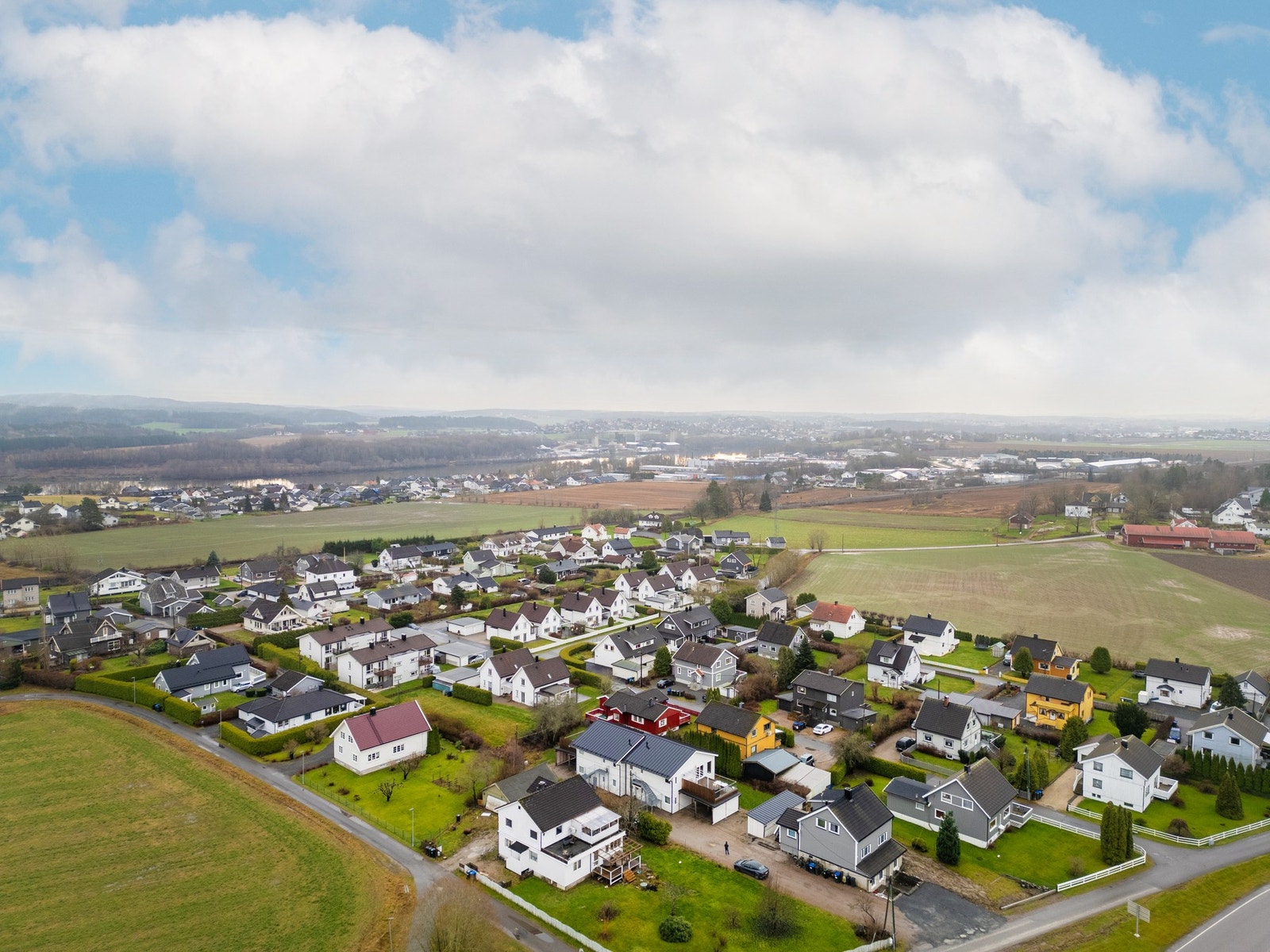 Lokalbussen stopper bare et steinkast unna, noe som gjør hverdagen ekstra praktisk for de yngre som de eldre. Galleribilde