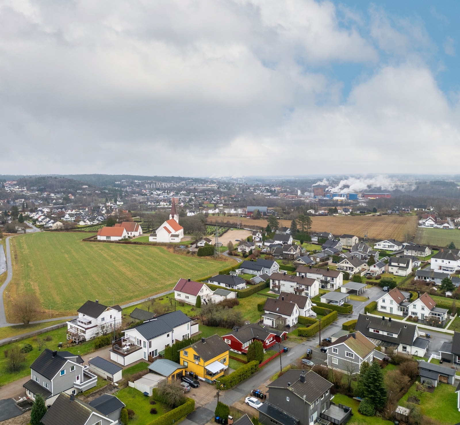 Her bor du på Rolvsøy, midt mellom "byene", Fredrikstad og Sarpsborg, med enkel adkomst til både bykjerner og E6 Galleribilde