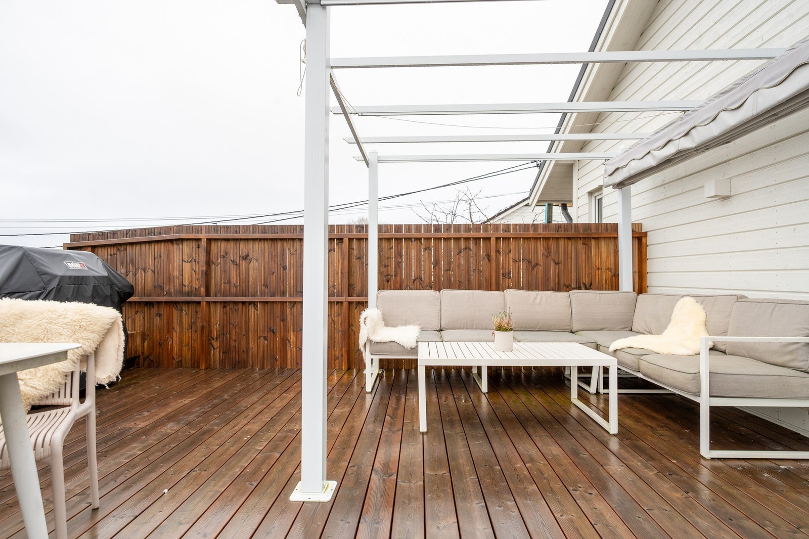 Deler av uteplassen har pergola for varme og sene kvelder. Galleribilde