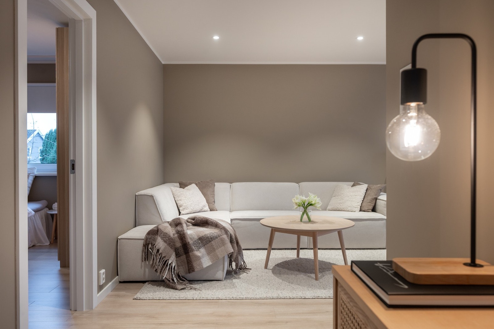 Leiligheten fremstår moderne og har et innbydende interiør. Galleribilde