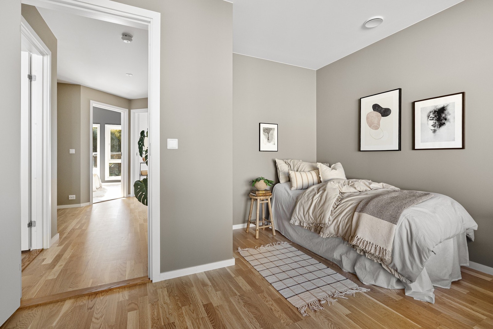 Soverom 3 - Dette soverommet er et av de større og har eget hjørne som passer fint for skap eller en skyvedørsgarderobe Galleribilde