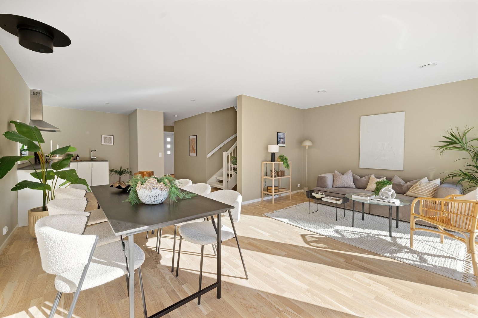 Stue - Her er det mange innredningsmuligheter som gir god plass til både spise- og sittegruppe Galleribilde