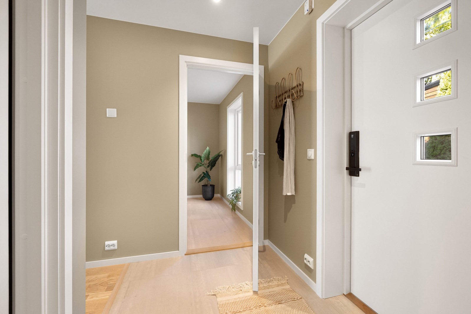 I entré er det tilgang til 1 av boligens 2 baderom, innredet sportsbod og teknisk skap med smarthusfunksjoner Galleribilde