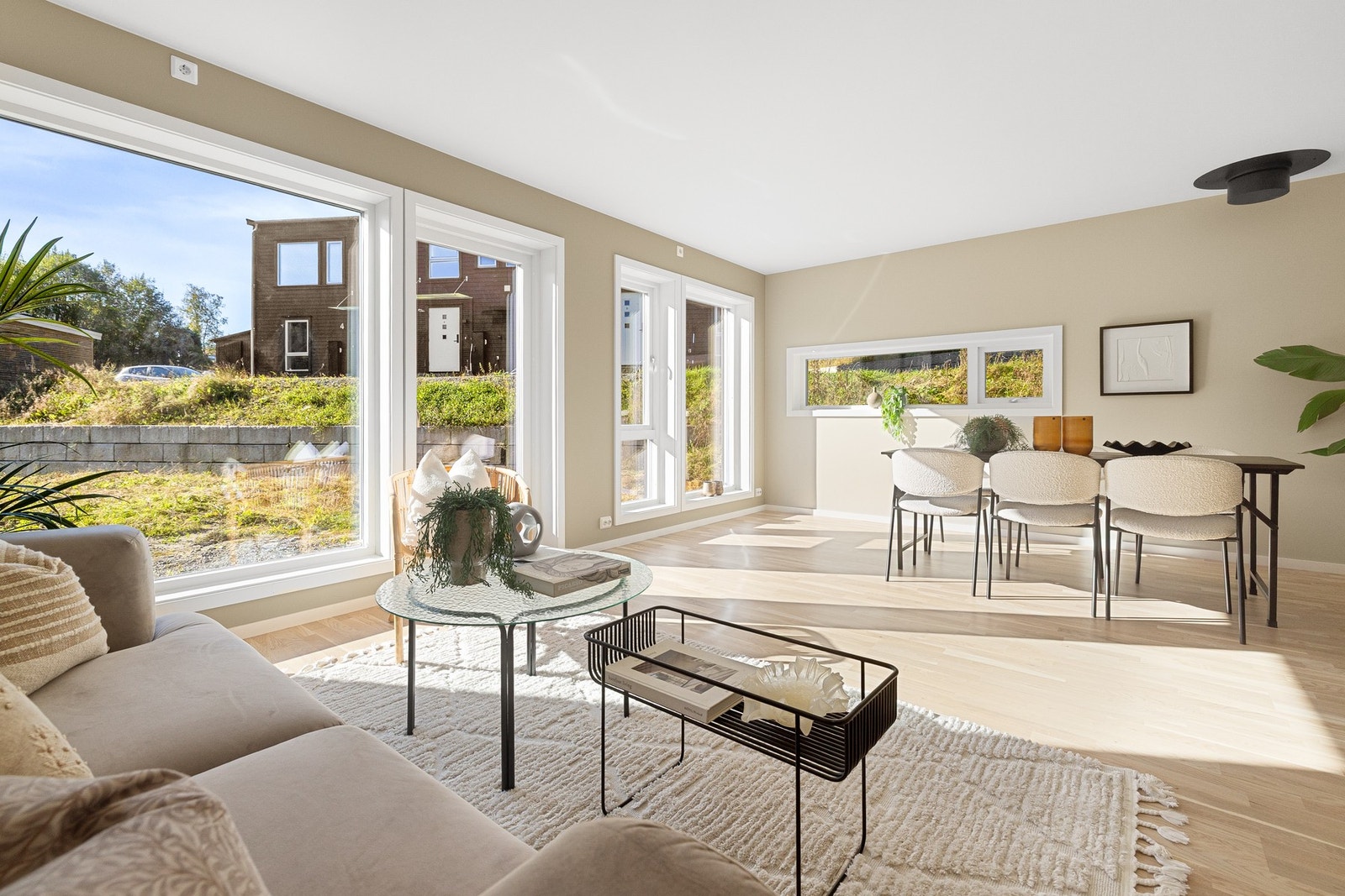 Store vindusflater som tilfører boligen rikelig med naturlig lys. Det er klargjort for peis i stuen Galleribilde