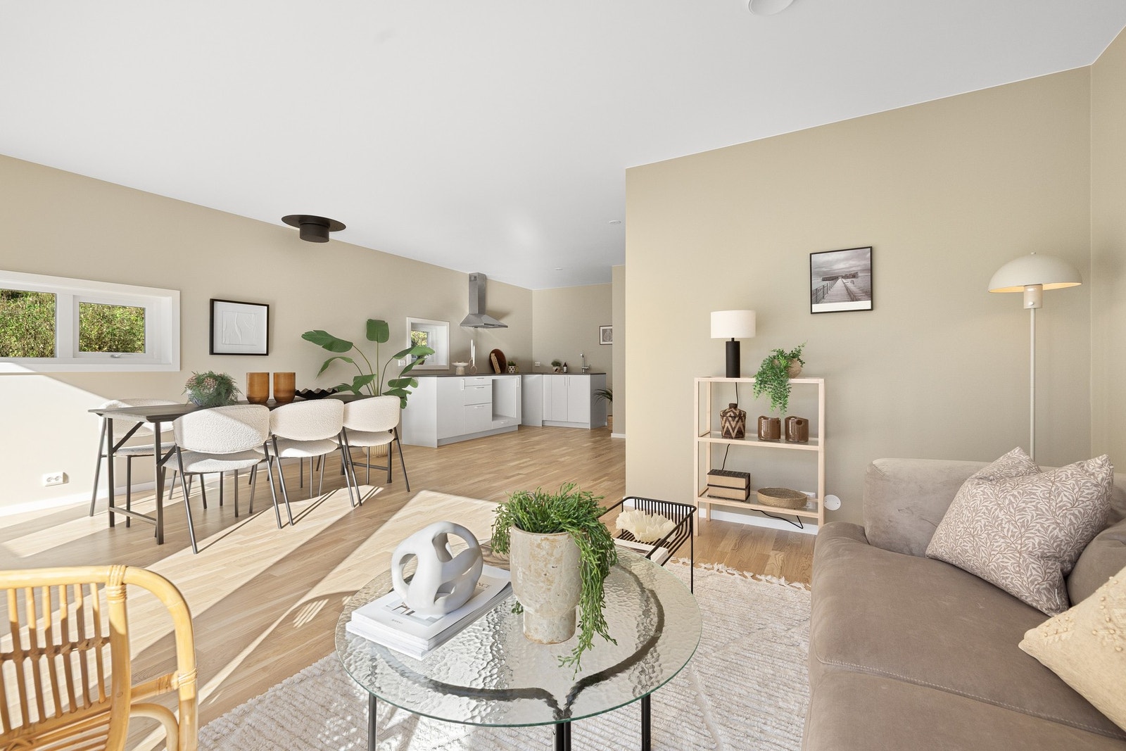 Kjøkkenet har praktisk plassering i egen krok og gjør at boligen føles romsligere Galleribilde