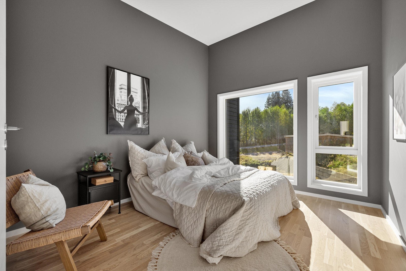 Hovedsoverom - Luftig atmosfære med god takhøyde og store vindusflater Galleribilde