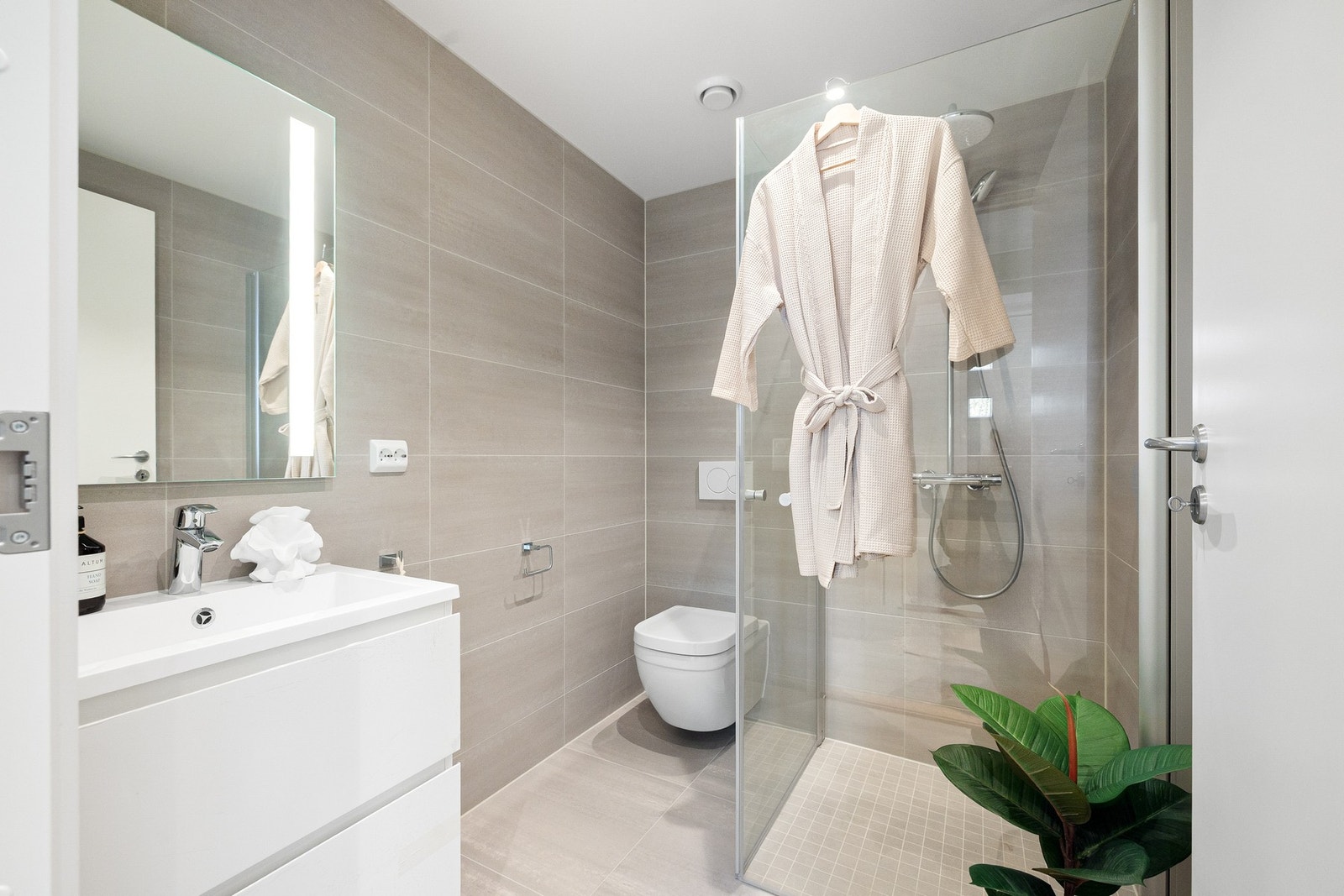 Her får du pent og moderne baderom med dusj på gulv Galleribilde