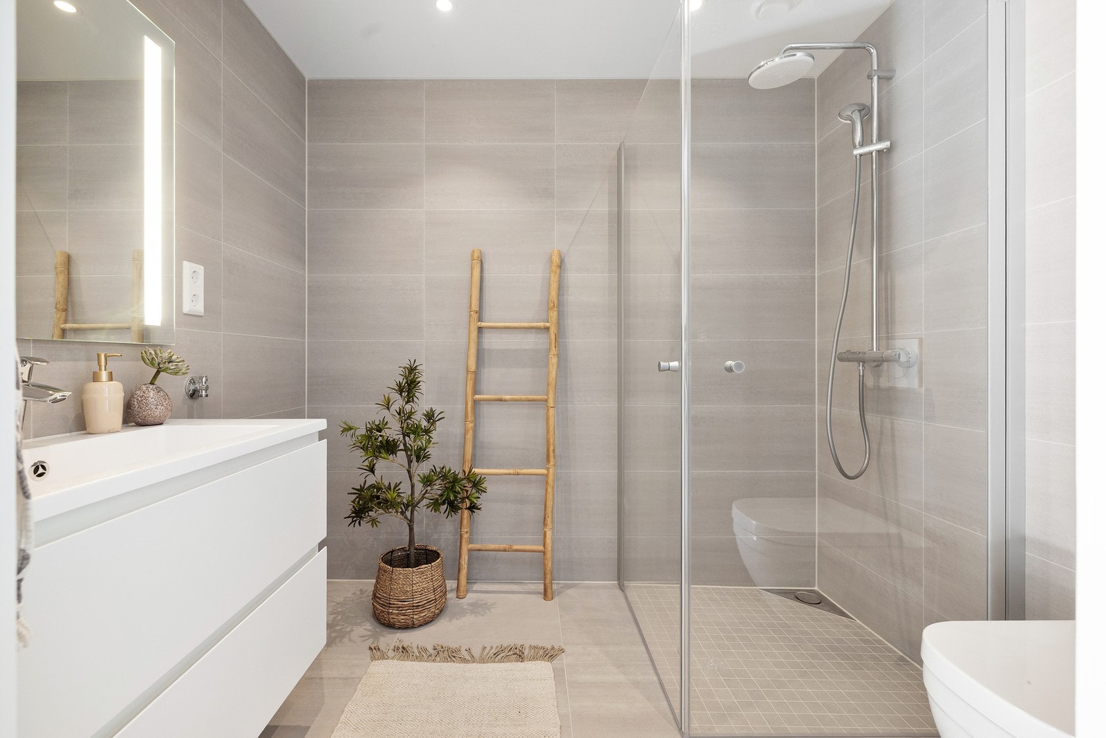 Baderom - Her får du vegghengt klosett med soft-close sete Galleribilde