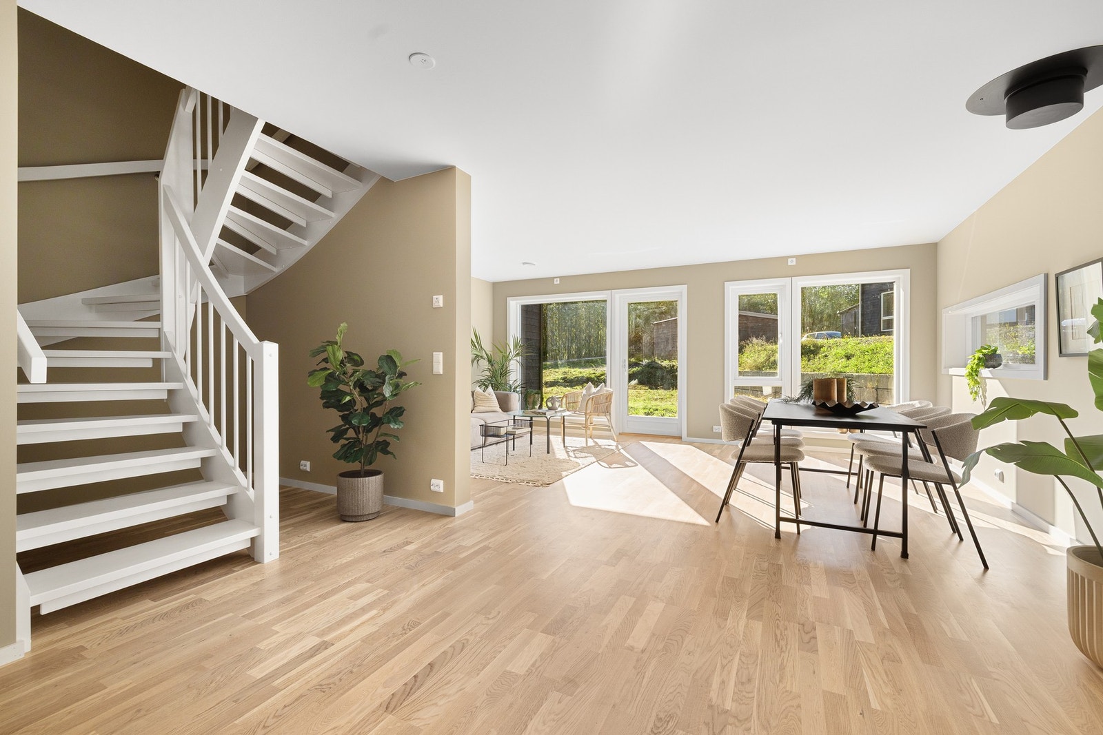 Boligen er et nyoppført og ubebodd enderekkehus med blant annet 2 parkeringer, 4 soverom og 2 baderom! Galleribilde