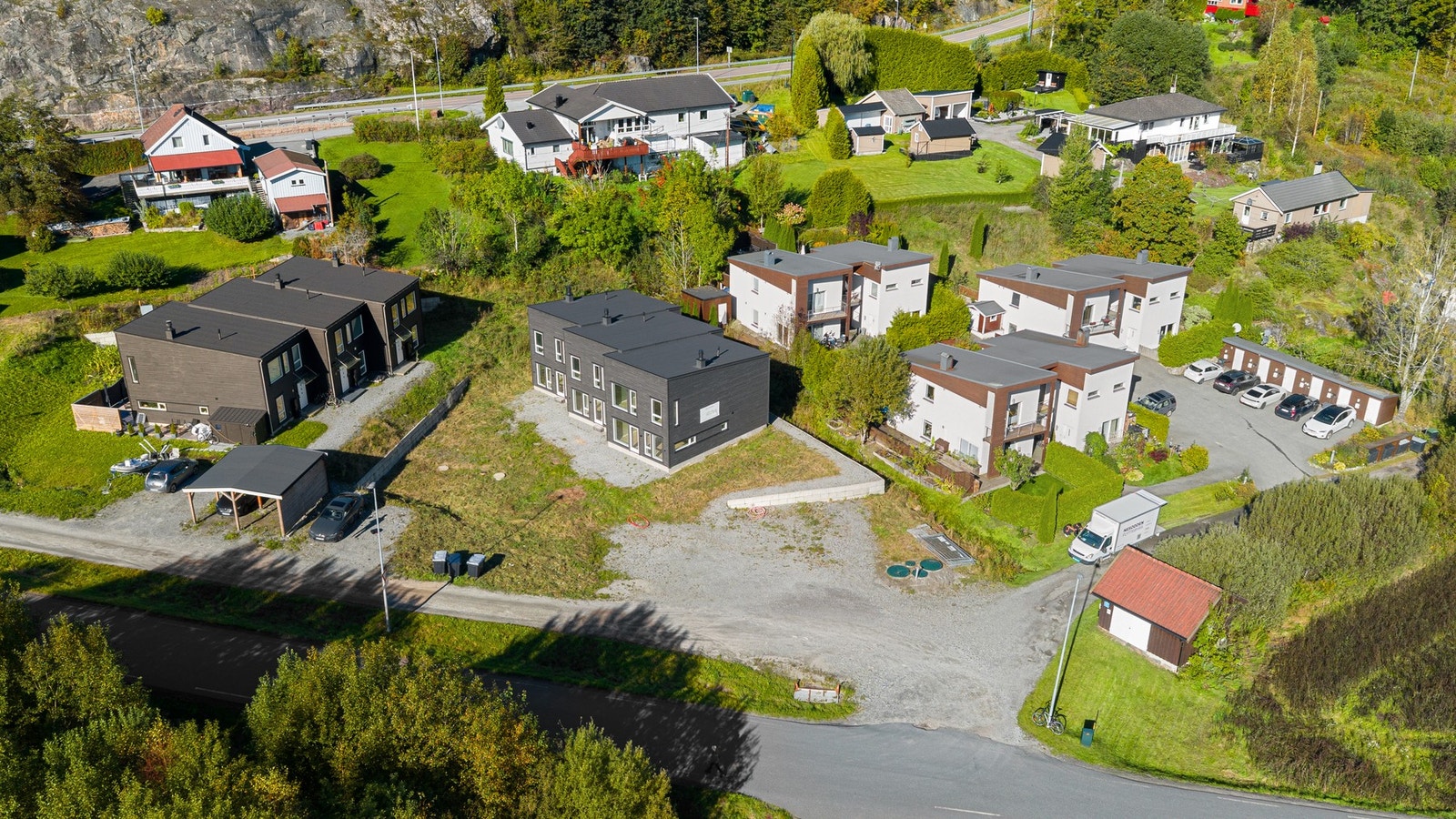 Velkommen til sameiet Brevikveien 4, et landlig nabolag med kort skolevei for de minste! Galleribilde