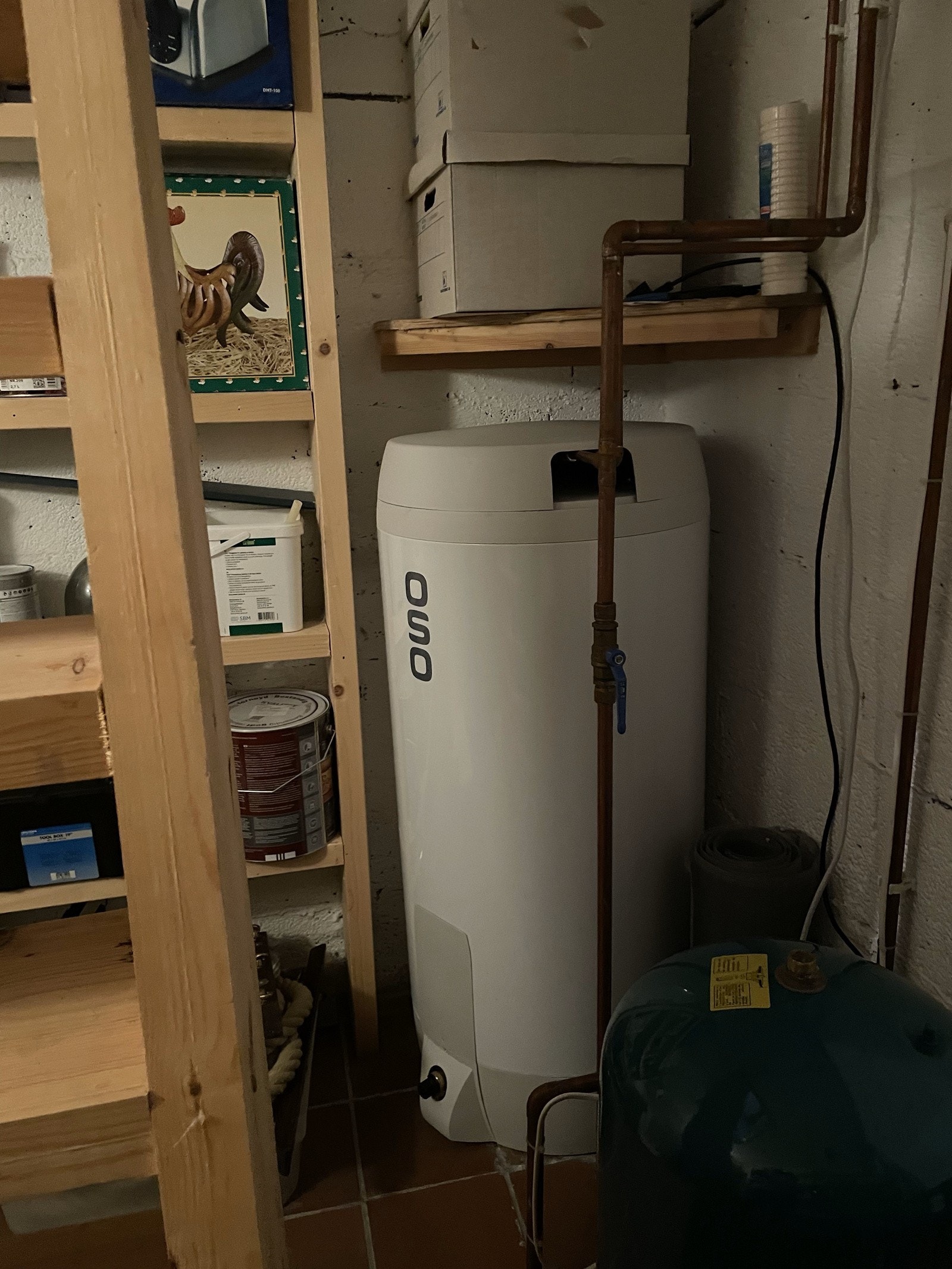 Teknisk rom i kjelleren med varmtvannsbereder og sikringsskap (Selgers bilde) Galleribilde