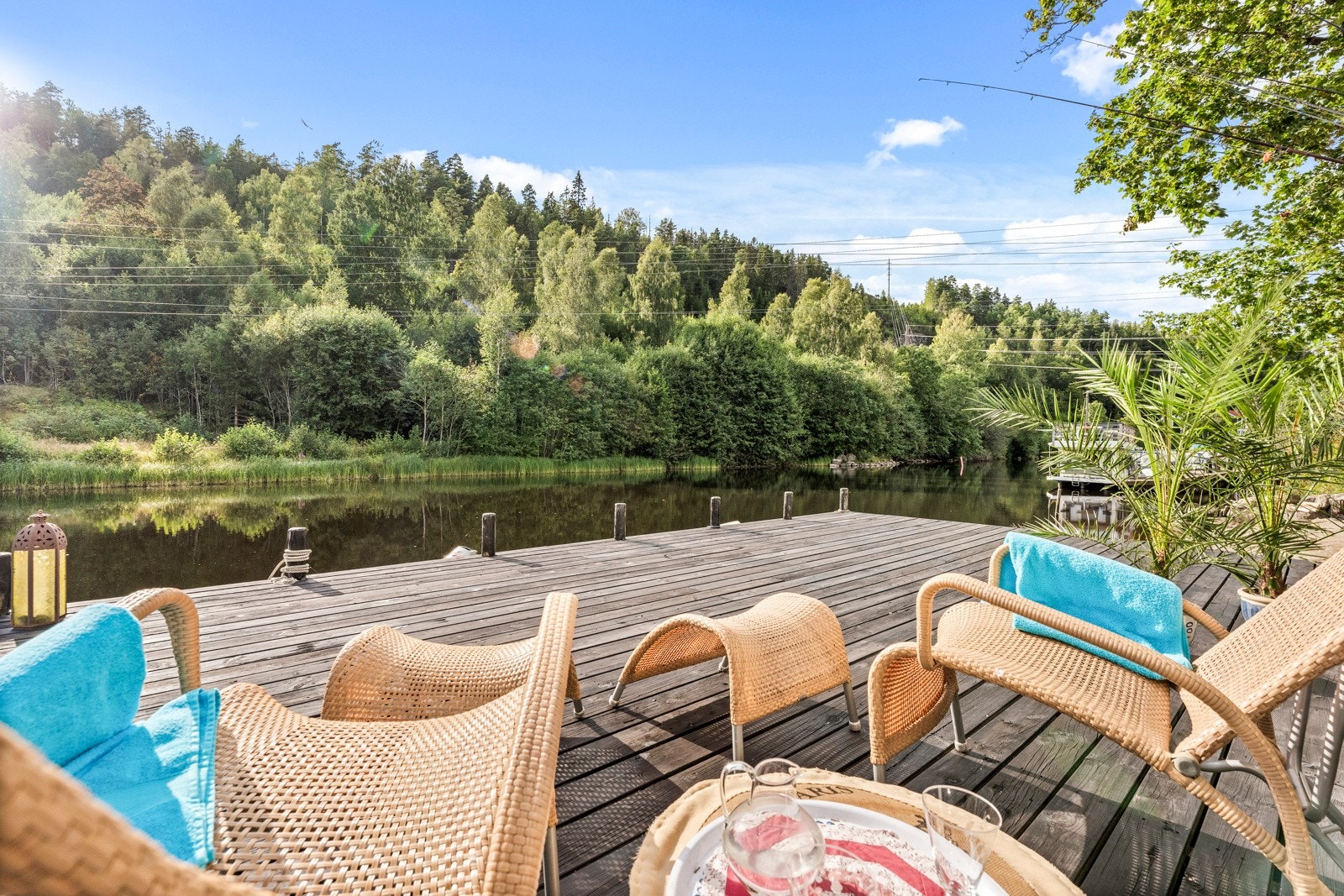 Man har solrike uteplasser og det er populært å fiske etter gjedde langs elven Galleribilde