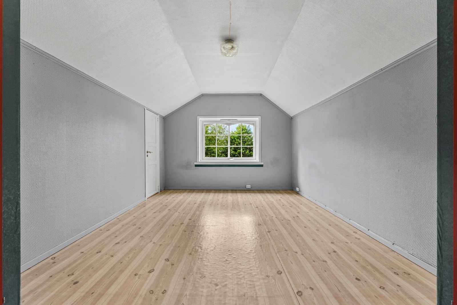 Soverom nr 2 i etasjen har som de andre rommene en romslig utforming og med tilgang til lagring i knevegg. Galleribilde