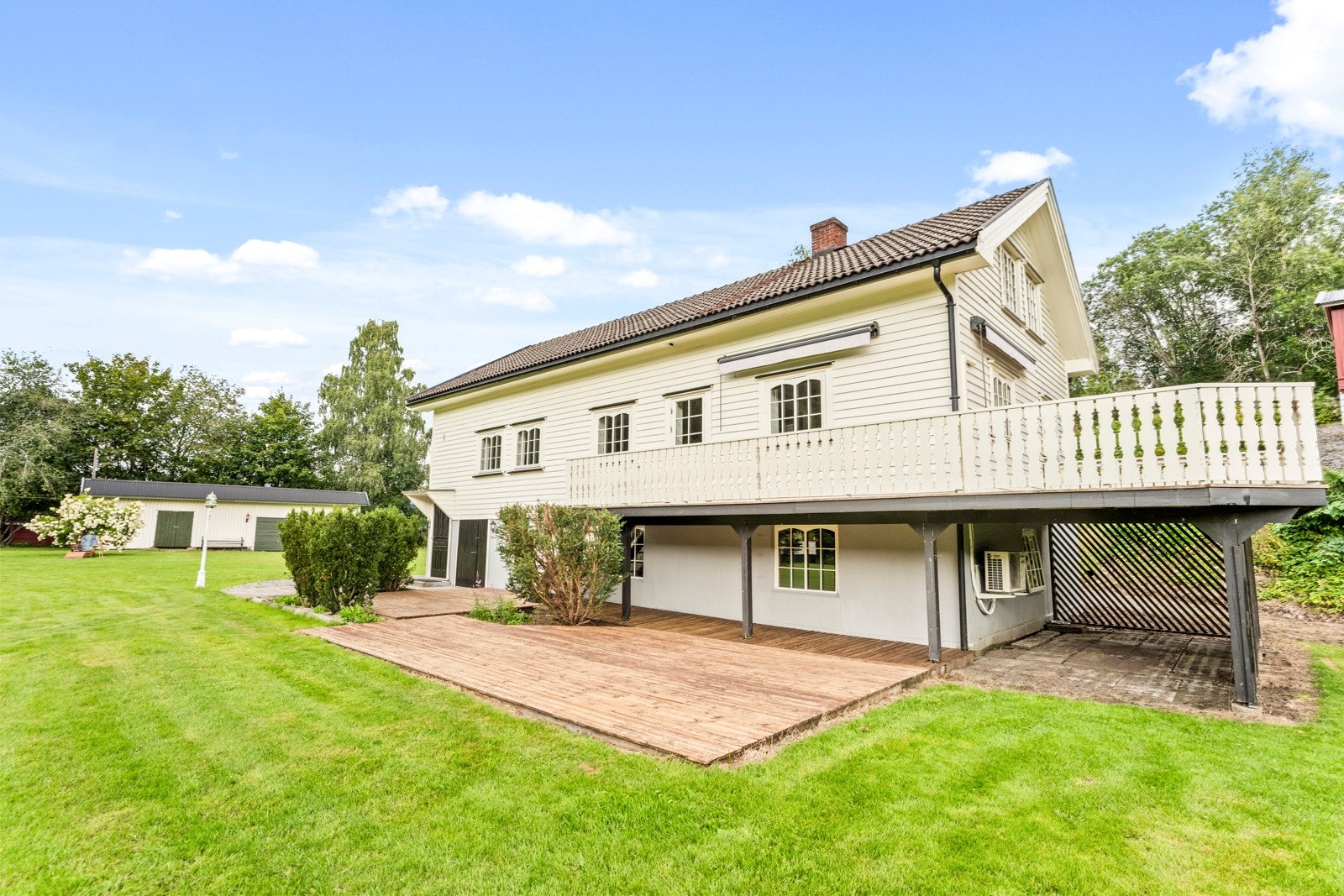 Tømmerveien 13 står på egen tomt og er en innholdsrik bolig over 3 plan Galleribilde