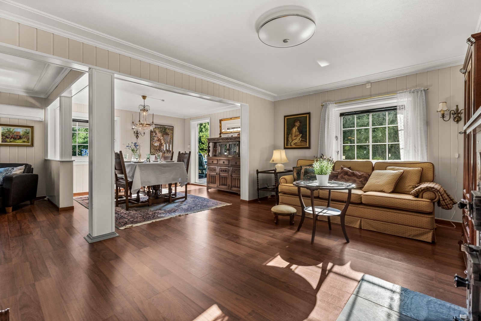 Stuen er tiltalende og romslig Galleribilde