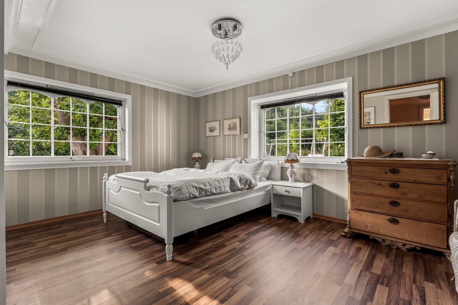 Stort og tiltalende hovedsoverom med store vindusflater Galleribilde