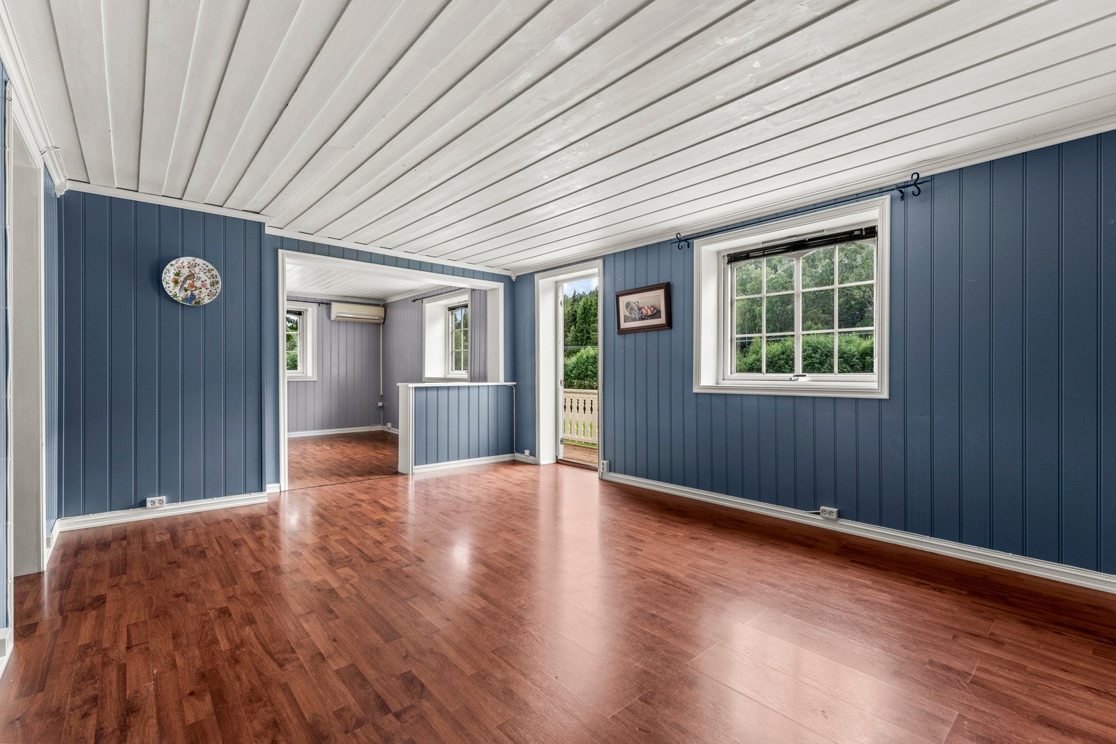 Tømmerveien 13 har i dag en stor og god stue med utgang til terrassen Galleribilde