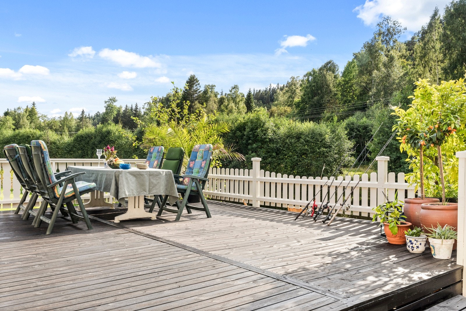 Nr 15 har en stor og god terrasse med flott utsikt over kanalen Galleribilde