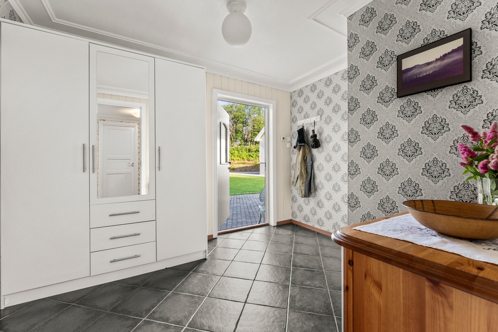 Romslig og god entrè med større garderobe Galleribilde