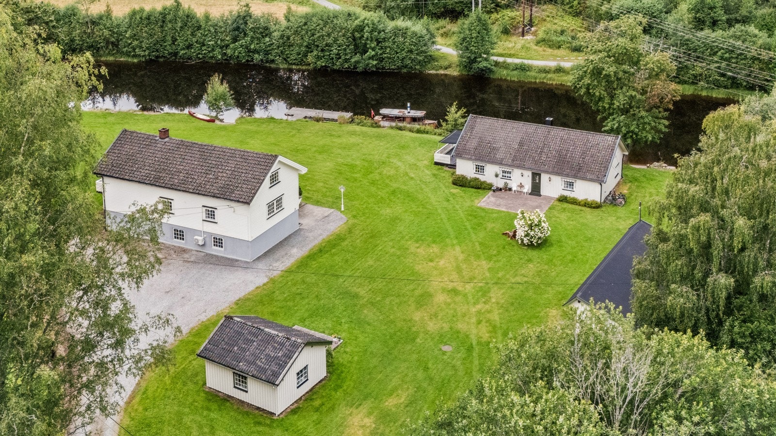 Det er stort uteareal med mange muligheter og består i dag av stort og pent opparbeidet plenareal Galleribilde