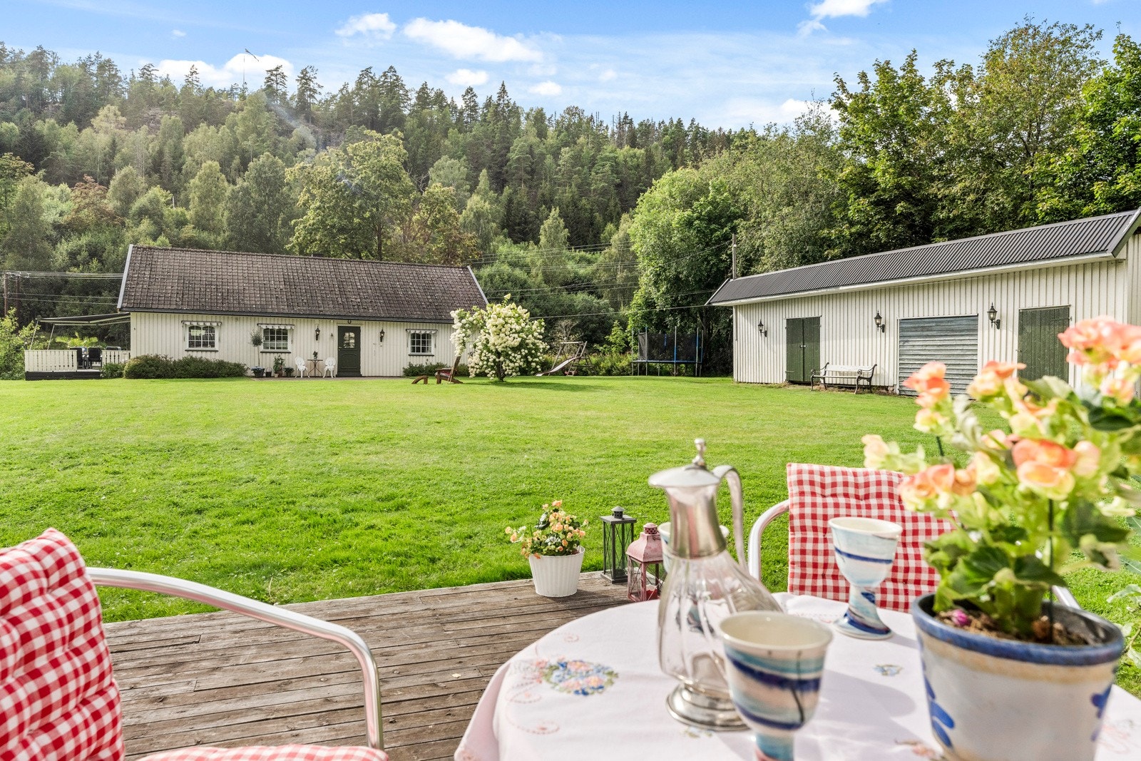 Stort og godt plenareal mellom bebyggelsen Galleribilde