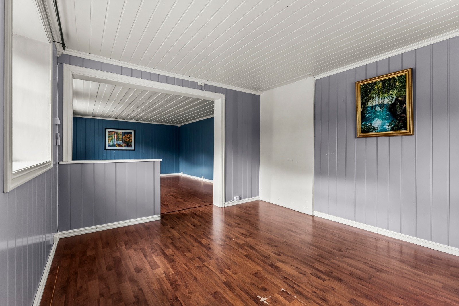 Stuen er todelt som gir gode muligheter for en egen tv-sone og en større spiseplass Galleribilde