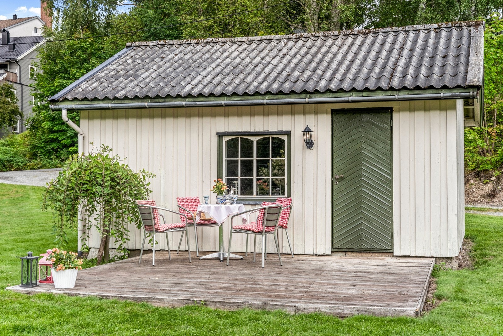 Tømmerveien 11 er i dag registrert som en fritidseiendom i kommunen og har enkel standard. Dette er et tidligere bryggerhus. Galleribilde