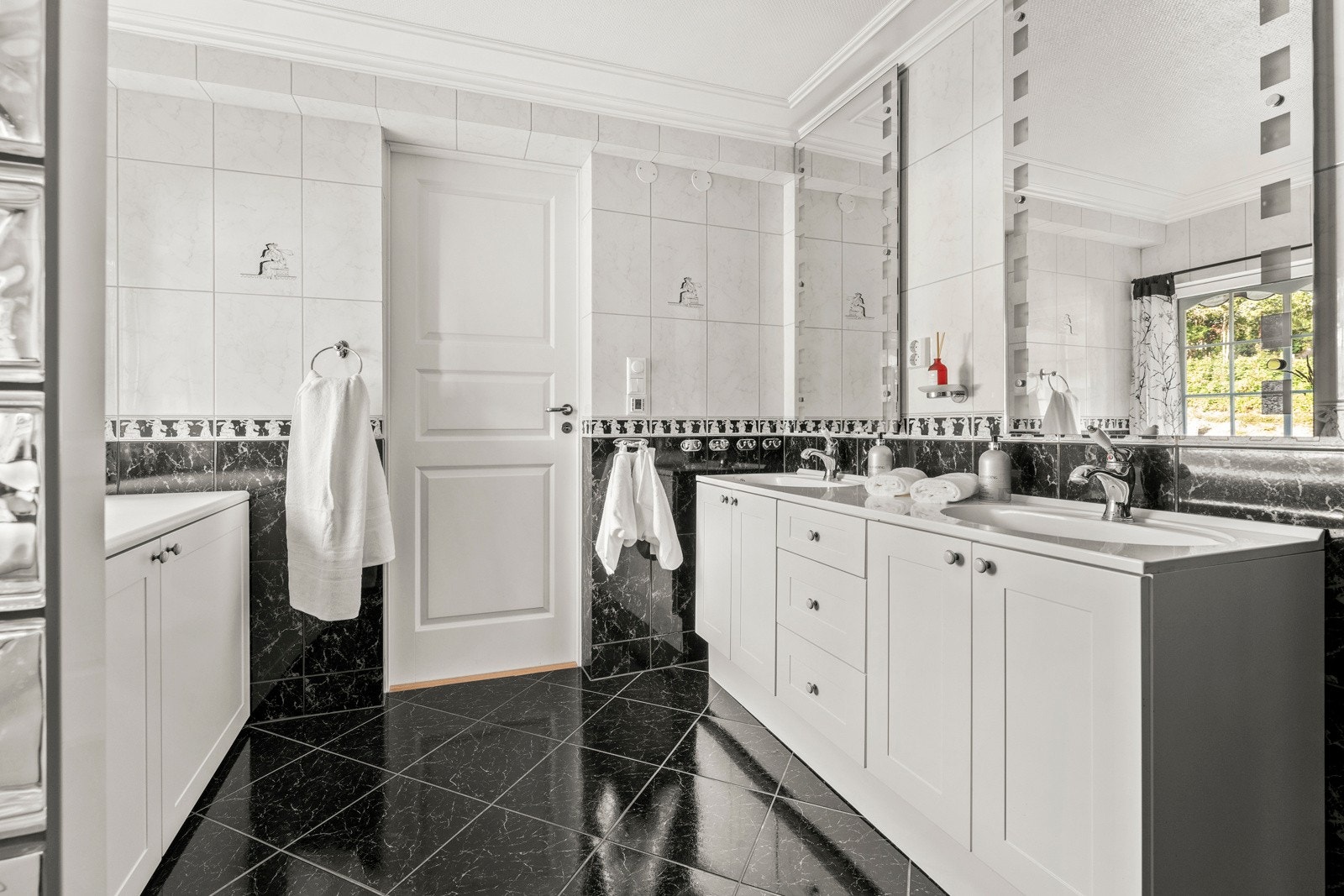 Baderommet har god boltreplass og innehar dobbeltservant. Varmekabler i gulv Galleribilde