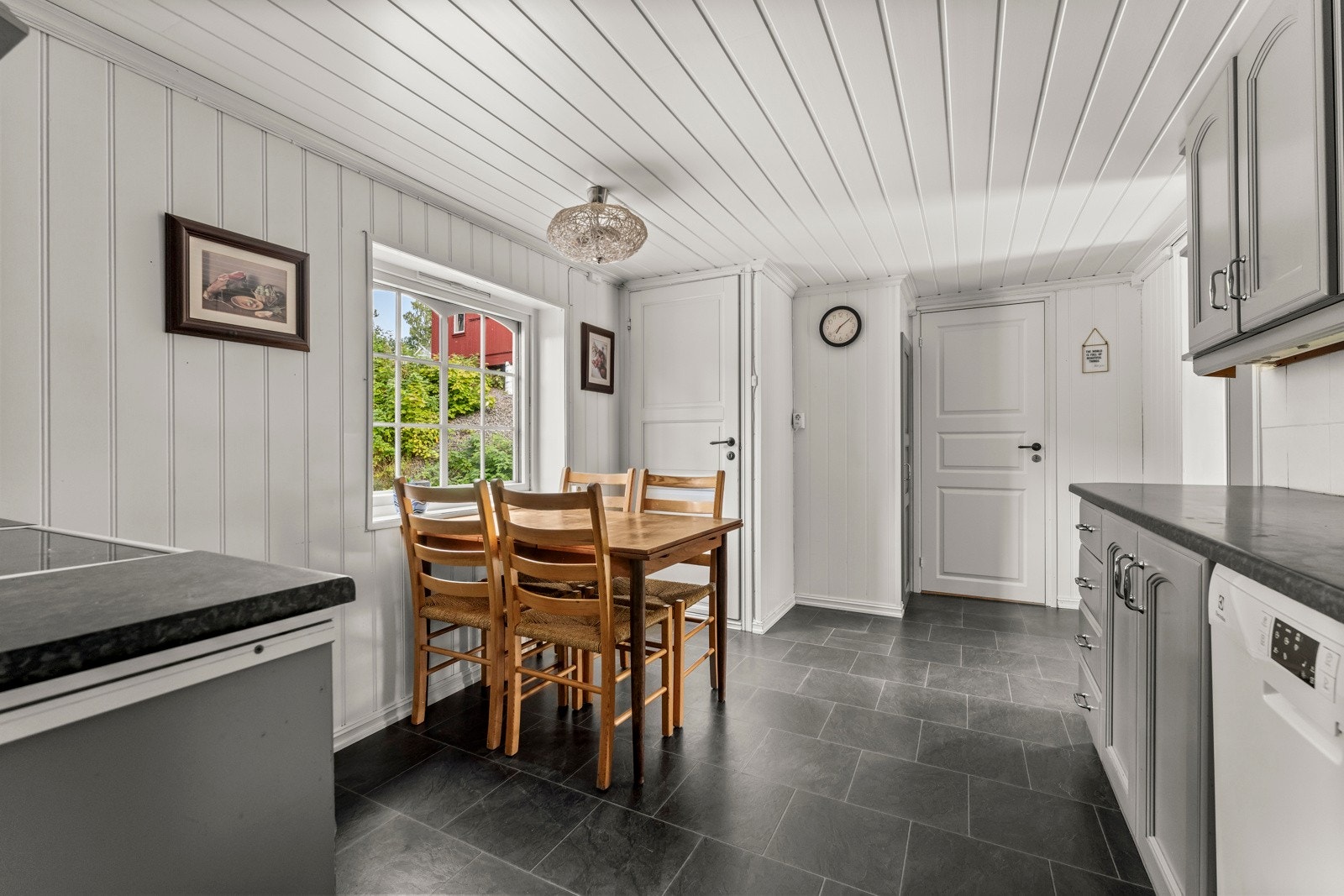 På kjøkkenet har man fint plass til et koselig frokostbord ved vinduet Galleribilde