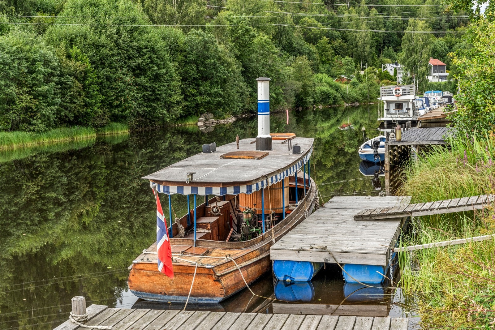 Egen flytebrygge for den historiske båten Prinsessan Eugenia . Båt og flytebrygge medfølger som utgangspunkt ikke salget Galleribilde
