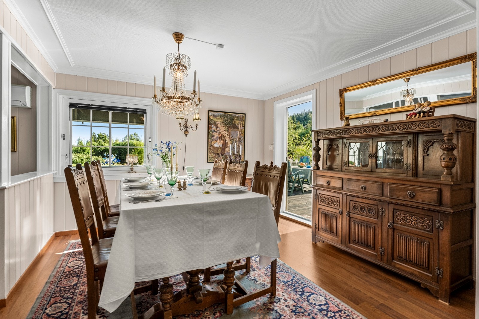 Romslig spiseplass med rikelig naturlig lys Galleribilde