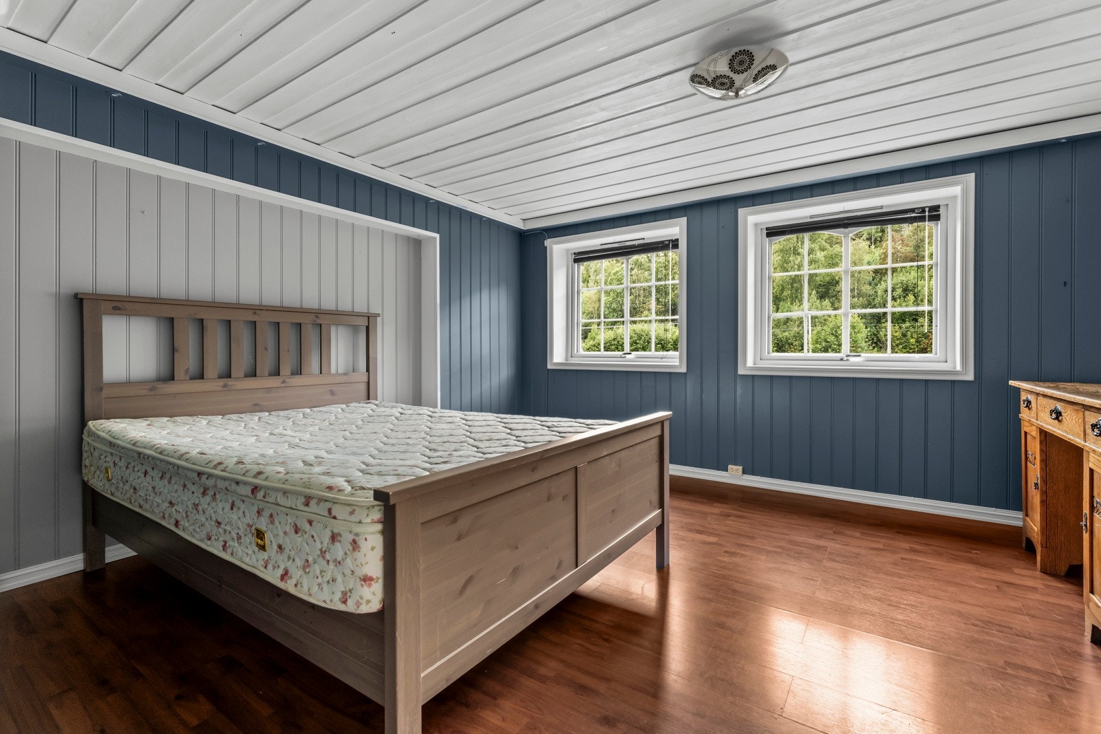 Det er også et stort og godt soverom nr 2 i etasjen med romslig utforming Galleribilde