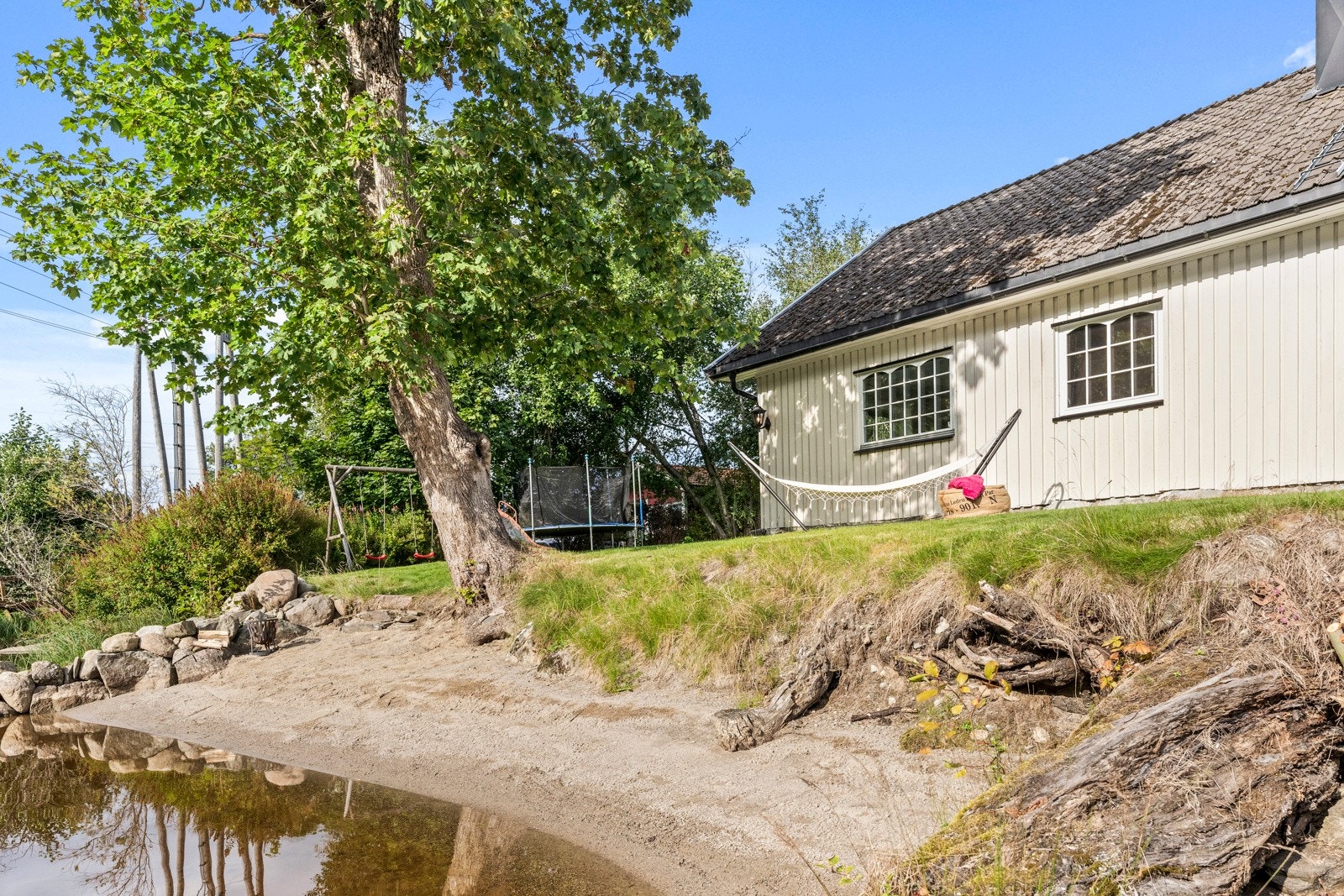 Egen strand hvor barna kan bade og leke Galleribilde