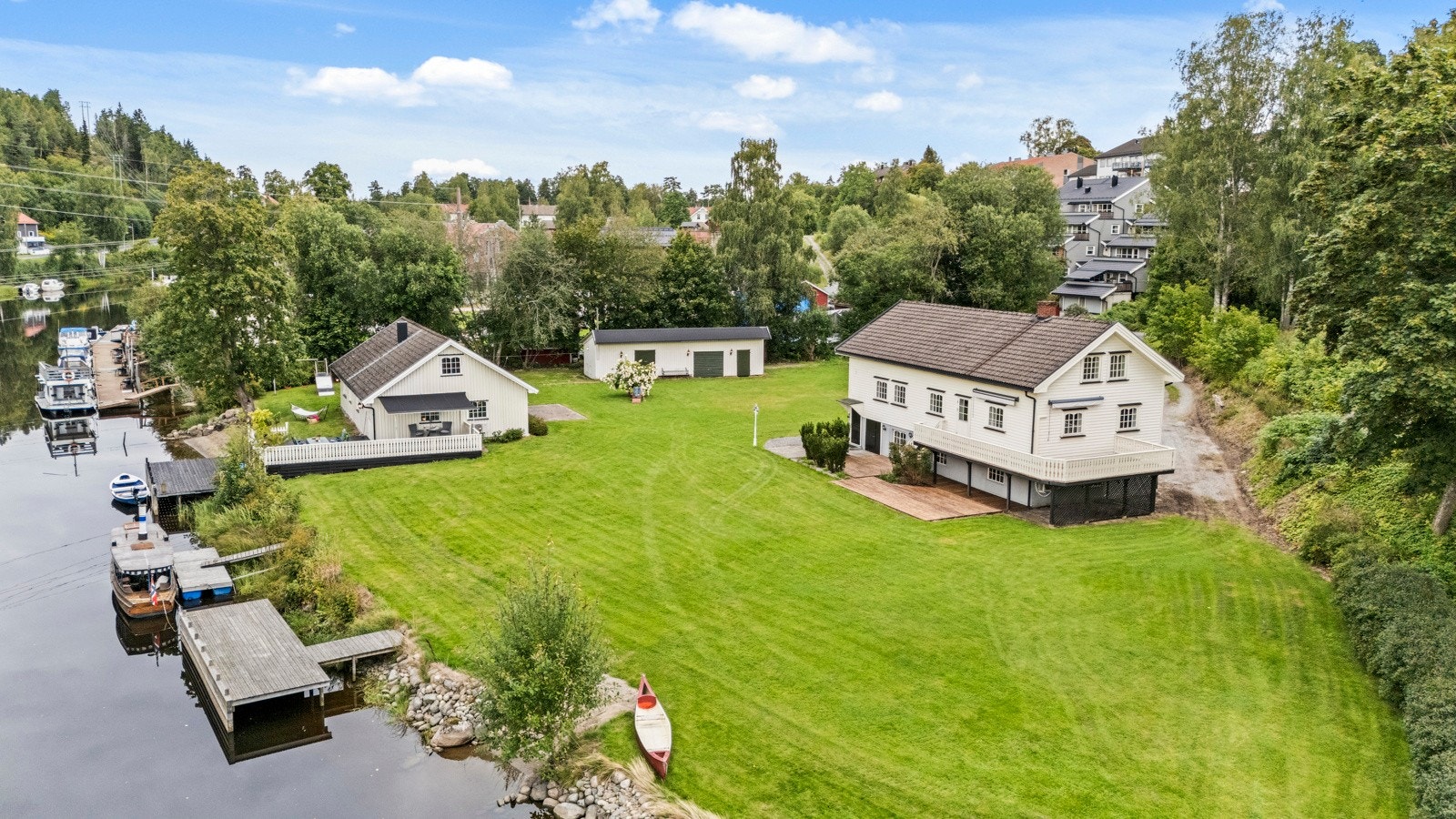 Eiendommen er delt i to store tomter hvor Tømmerveien 11 og 15 står på en tomt og nr 13 står på egen tomt Galleribilde