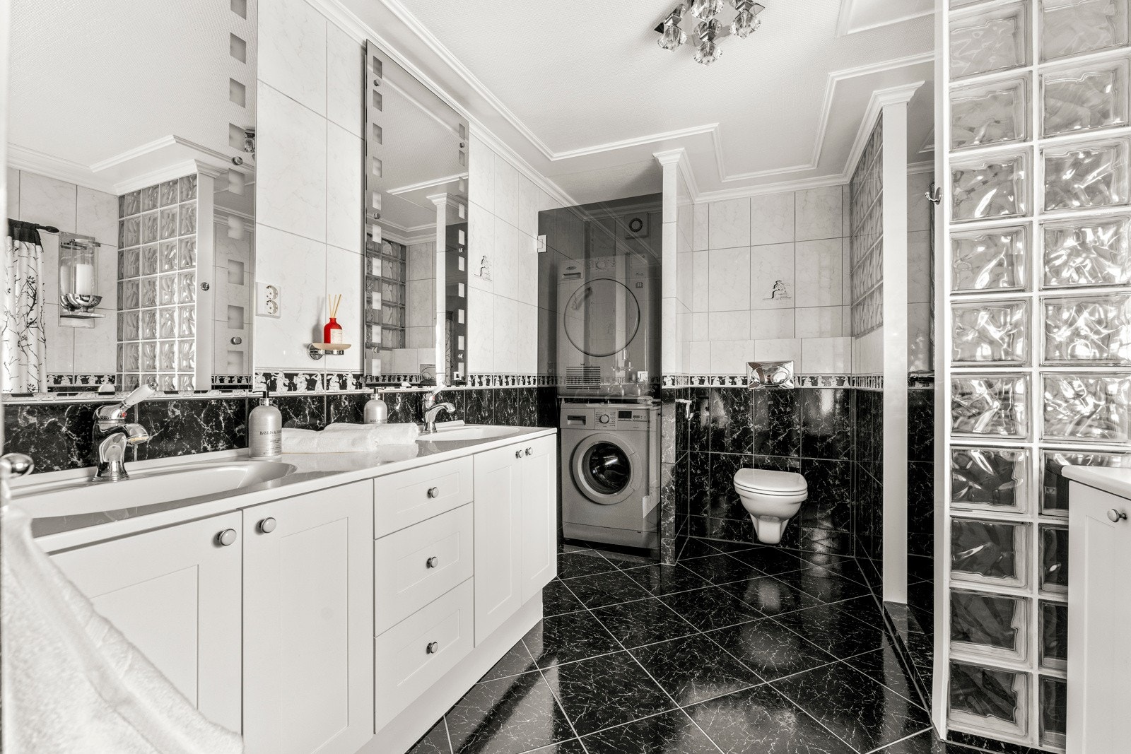 Praktisk og romslig baderom med opplegg for vaskemaskin og tørketrommel Galleribilde