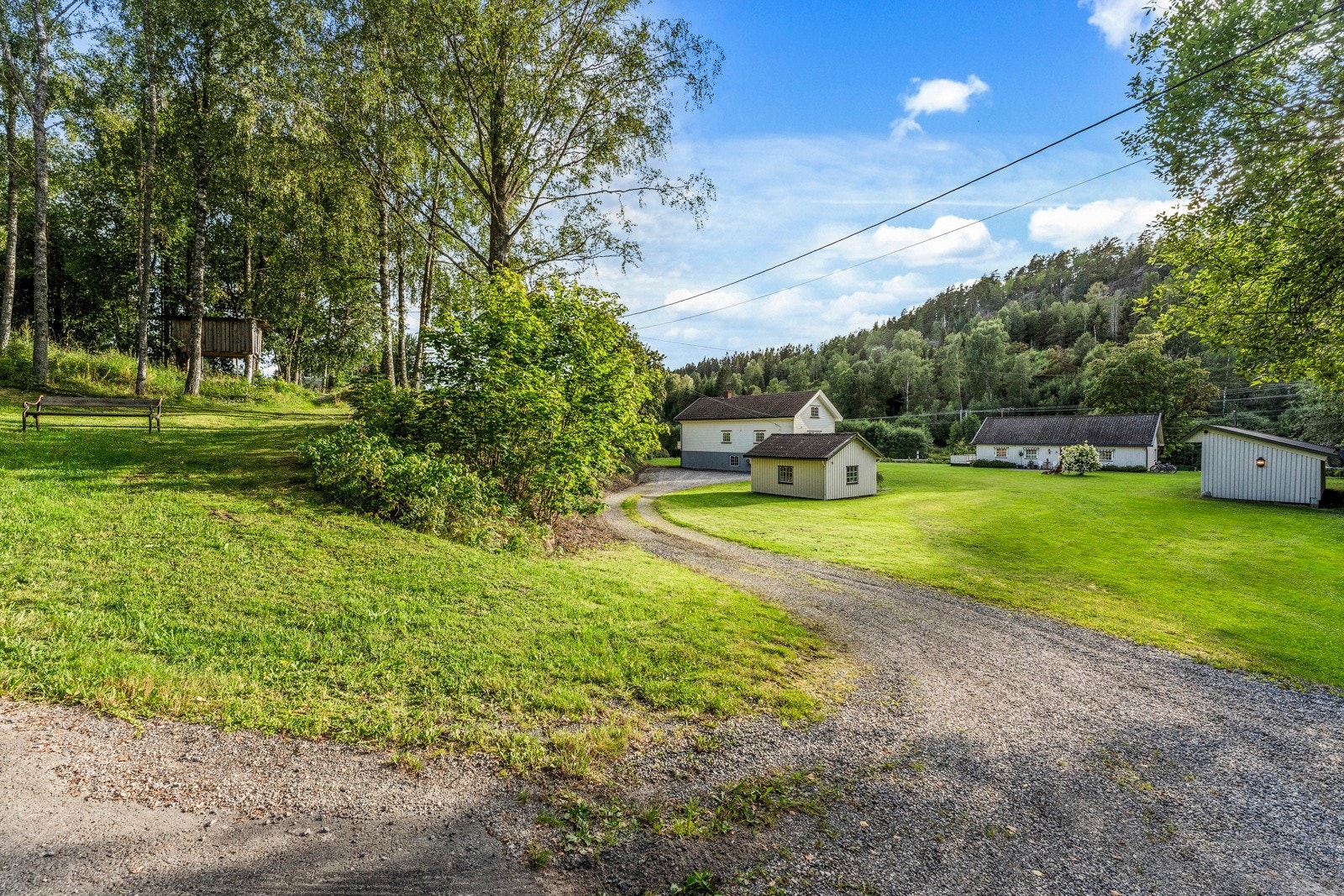 Store deler av arealet til venstre for innkjørselen følger også eiendommen. Galleribilde