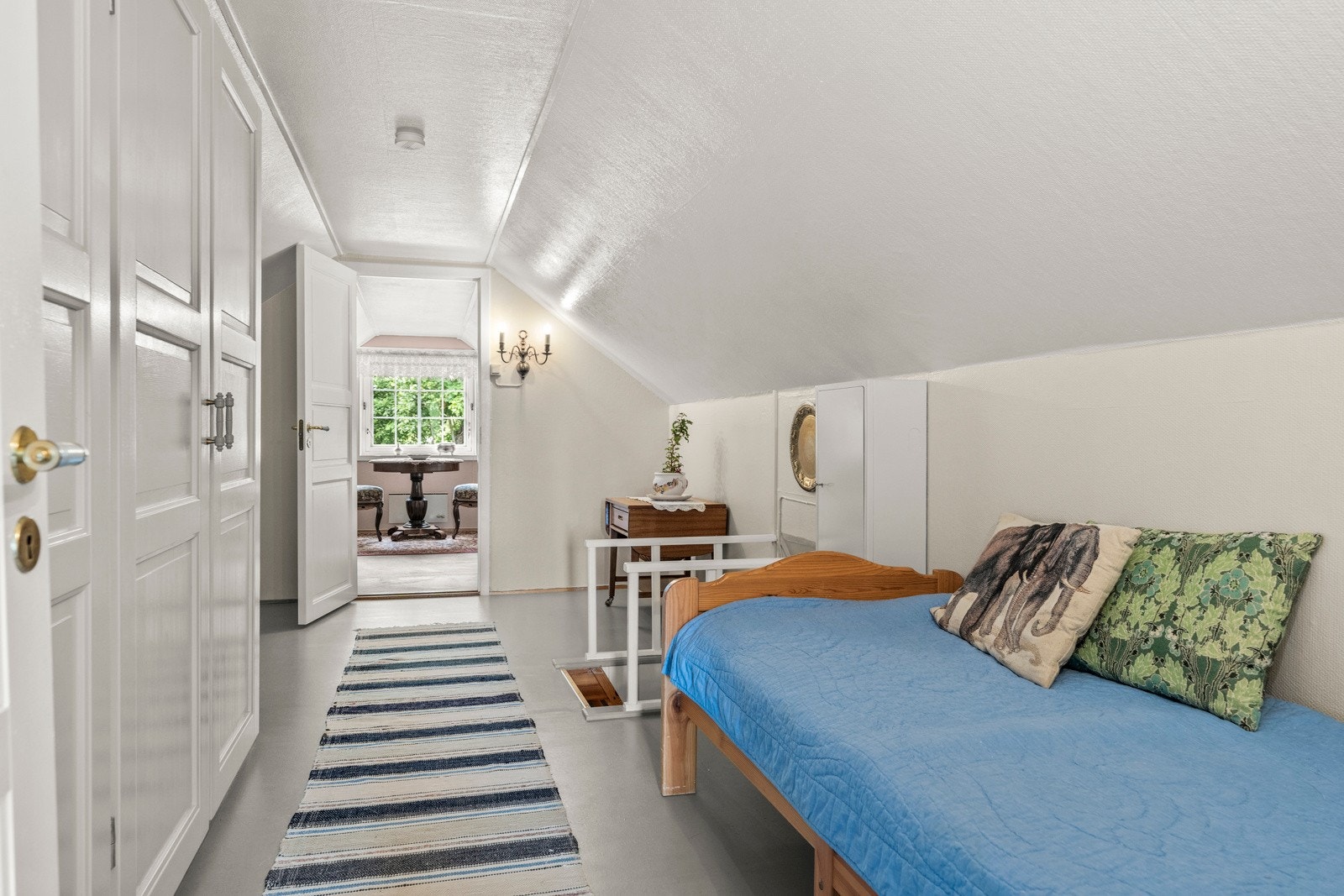 Romslig gang i lyse fager Galleribilde