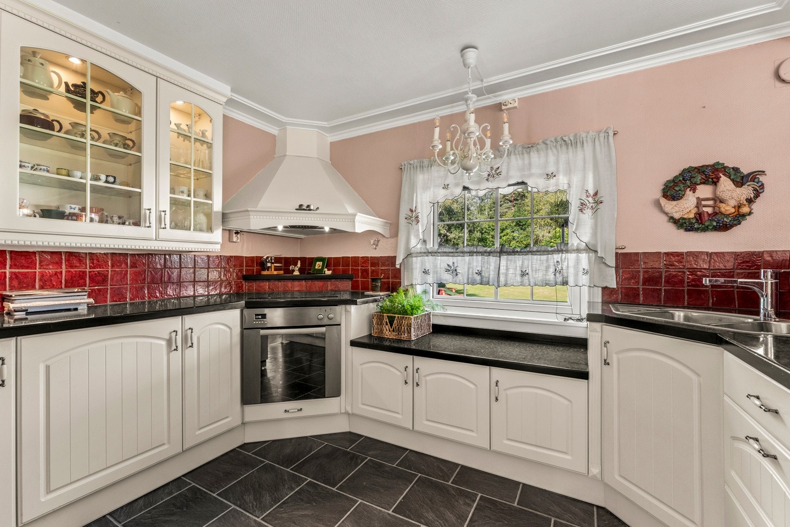 Fra kjøkkenet har man også utsikt over eiendommen fra vindu Galleribilde