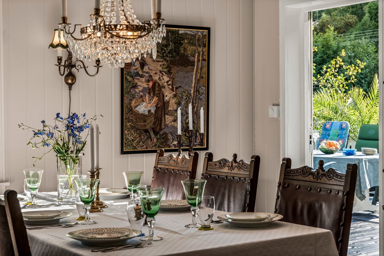 Fra stuen har man direkte utgang til terrassen Galleribilde