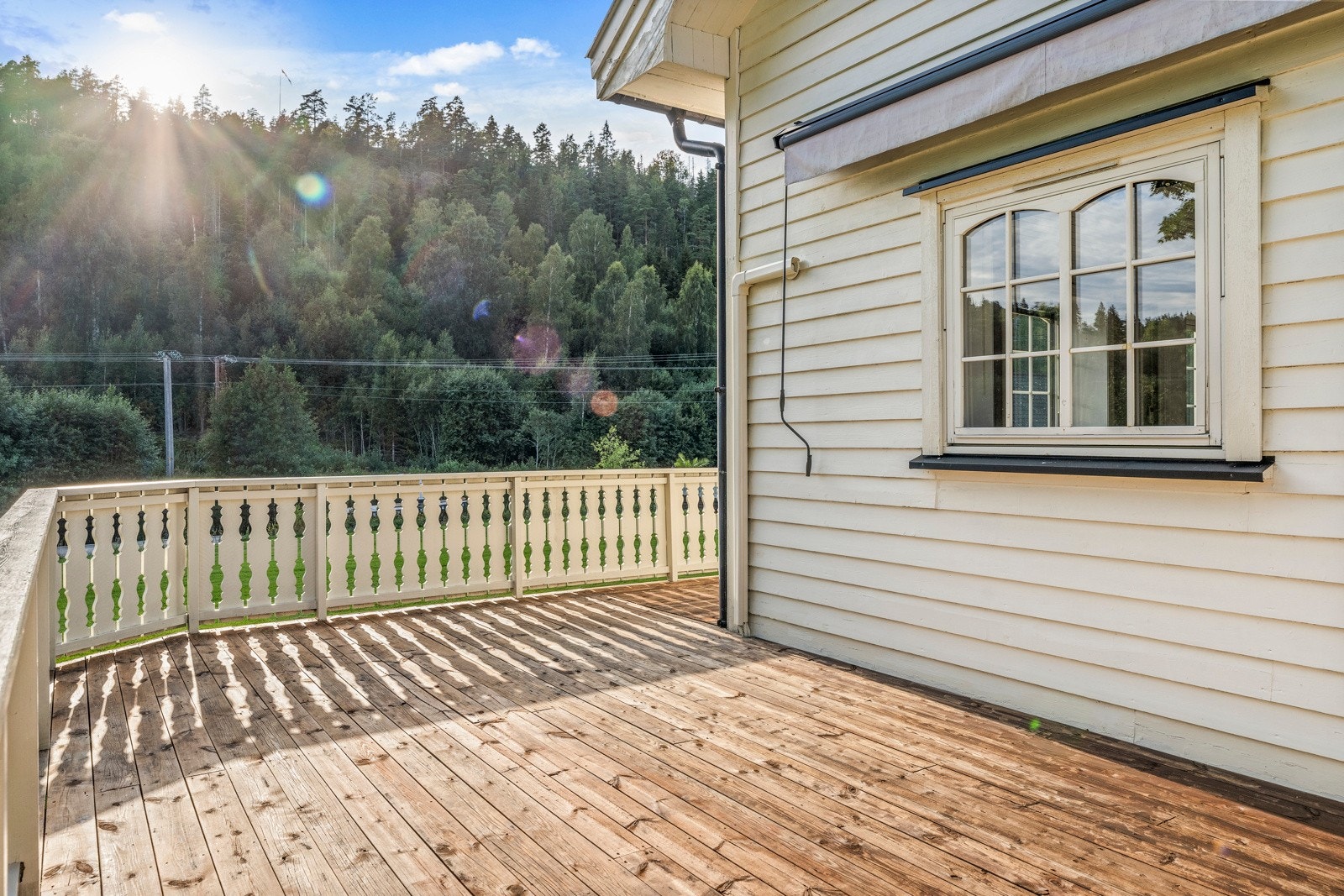 Stor og god terrasse med utsikt over elven Galleribilde