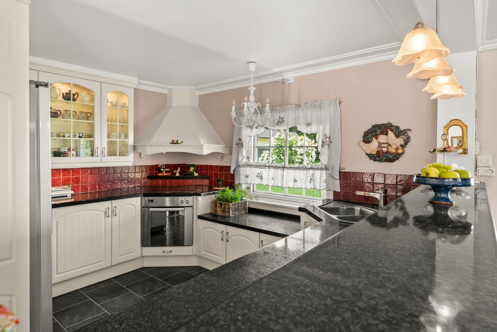 Kjøkkenet har rikelig med skap - og benkeplass Galleribilde