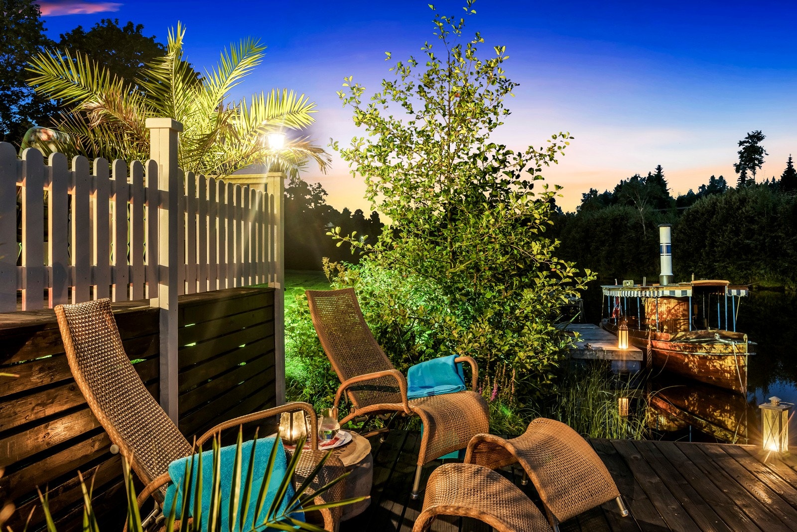 Koselig brygge langs kanalen Galleribilde